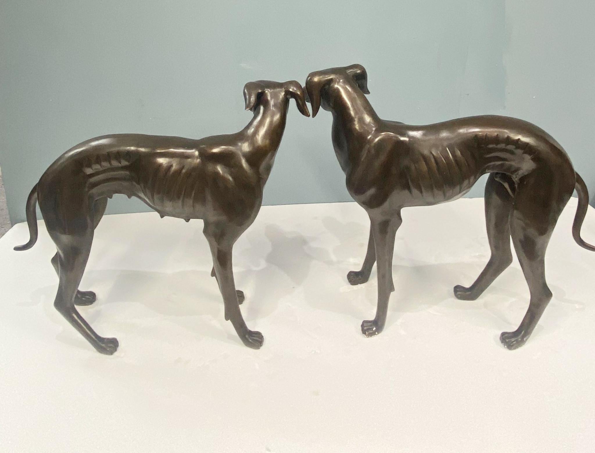 Art déco Paire de chiens lévriers en bronze Sculpture Art Déco Whippet Canine en vente