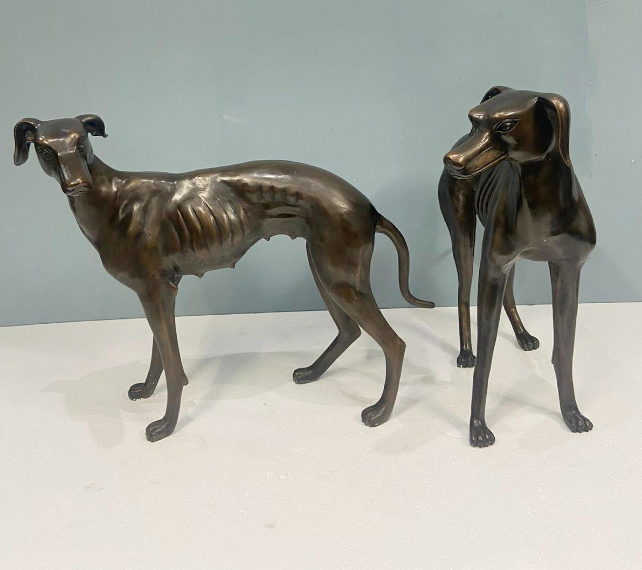 Paire de chiens lévriers en bronze de style art déco
La fonte est très bien réalisée, la patine du bronze est magnifique et, comme il s'agit de bronze, ces objets peuvent vivre à l'extérieur sans craindre la rouille.
L'artiste a vraiment capturé le