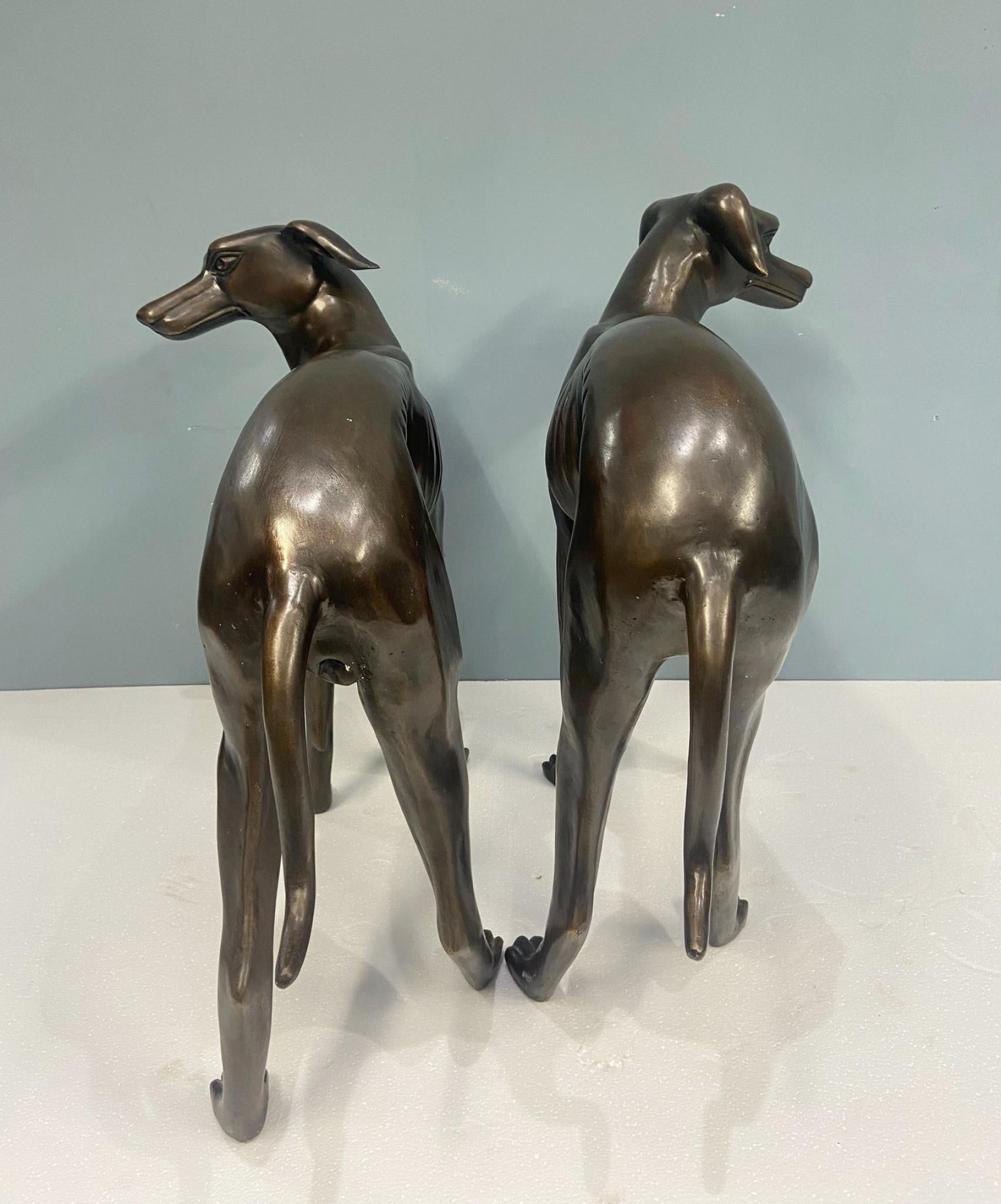 Fin du 20e siècle Paire de chiens lévriers en bronze Sculpture Art Déco Whippet Canine en vente