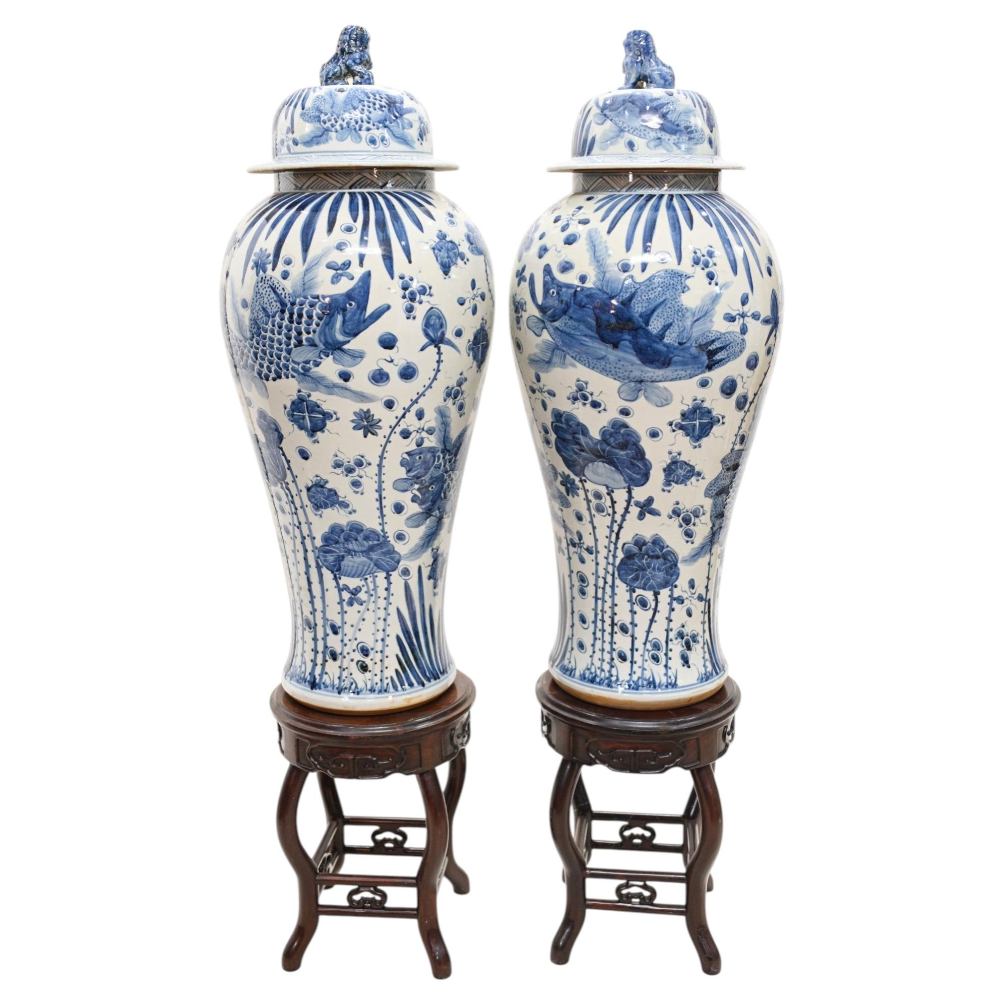 Paire d'urnes funéraires en porcelaine chinoise, bleu et blanc, de Nankin