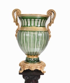 Klassische Urne aus geschliffenem Glas – Vase im französischen Empire-Stil
