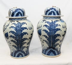 Ein Paar chinesische Ingwergefäße aus blau-weißem Porzellan, Kangxi-Urnen