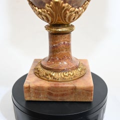 Paire d'urnes en marbre français, cassolettes, vase décoratif de style Empire en forme d'amphore