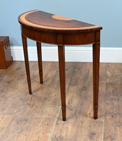 Paire de tables consoles Sheraton en bois satiné, de forme demi-lune