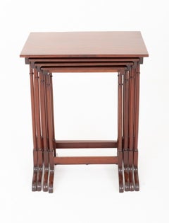 Set di quattro tavolini da salotto in stile Regency Revival