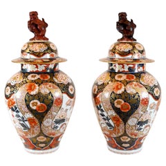 Paar japanischer Imari-Vasen – Porzellanurnen mit Deckel – Meiji-Kunst, 1860