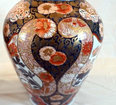 Paar japanischer Imari-Vasen – Porzellanurnen mit Deckel – Meiji-Kunst, 1860