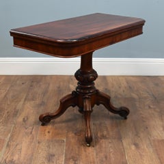 Table de jeu victorienne en acajou avec plateau rabattable, vers 1860