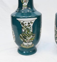 Paire de vases chinois en porcelaine de la « Famille Verte »
