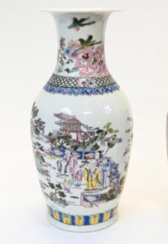 Paar chinesischer Porzellanvasen im „Famille Rose“-Stil: Figurenurnen mit Gartenszenen