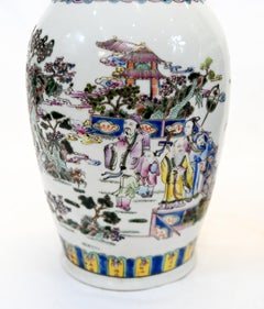 Ein Paar chinesische Porzellanvasen im „Famille Rose“-Stil mit figürlicher Verzierung