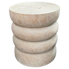 Mesa auxiliar redonda de madera de teca, acabado blanqueado, diseño en capas, orgánico moderno