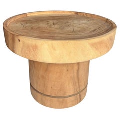 Mesa Redonda Escultórica: Madera maciza de mango, acabado natural, moderno orgánico