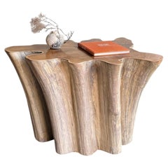 Tavolo scultoreo in legno massello di teak con venature naturali e finitura sbiancata