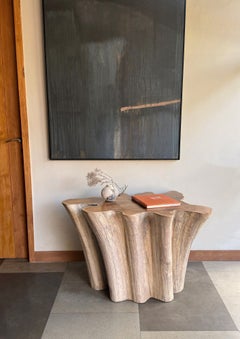 Tavolo scultoreo in legno massello di teak con venature naturali e finitura sbiancata