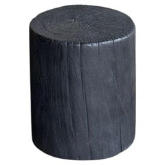Tavolino scultoreo in legno di teak con finitura bruciata organica, stile moderno organico