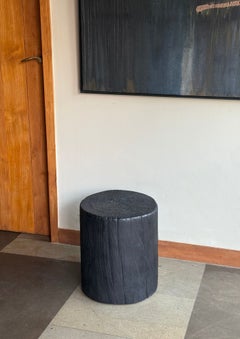 Tavolino scultoreo in legno di teak con finitura bruciata organica, stile moderno organico