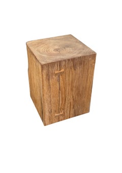 Table d'appoint sculpturale en teck, de style moderne et organique, fabriquée à la main par Tiempo Gallery