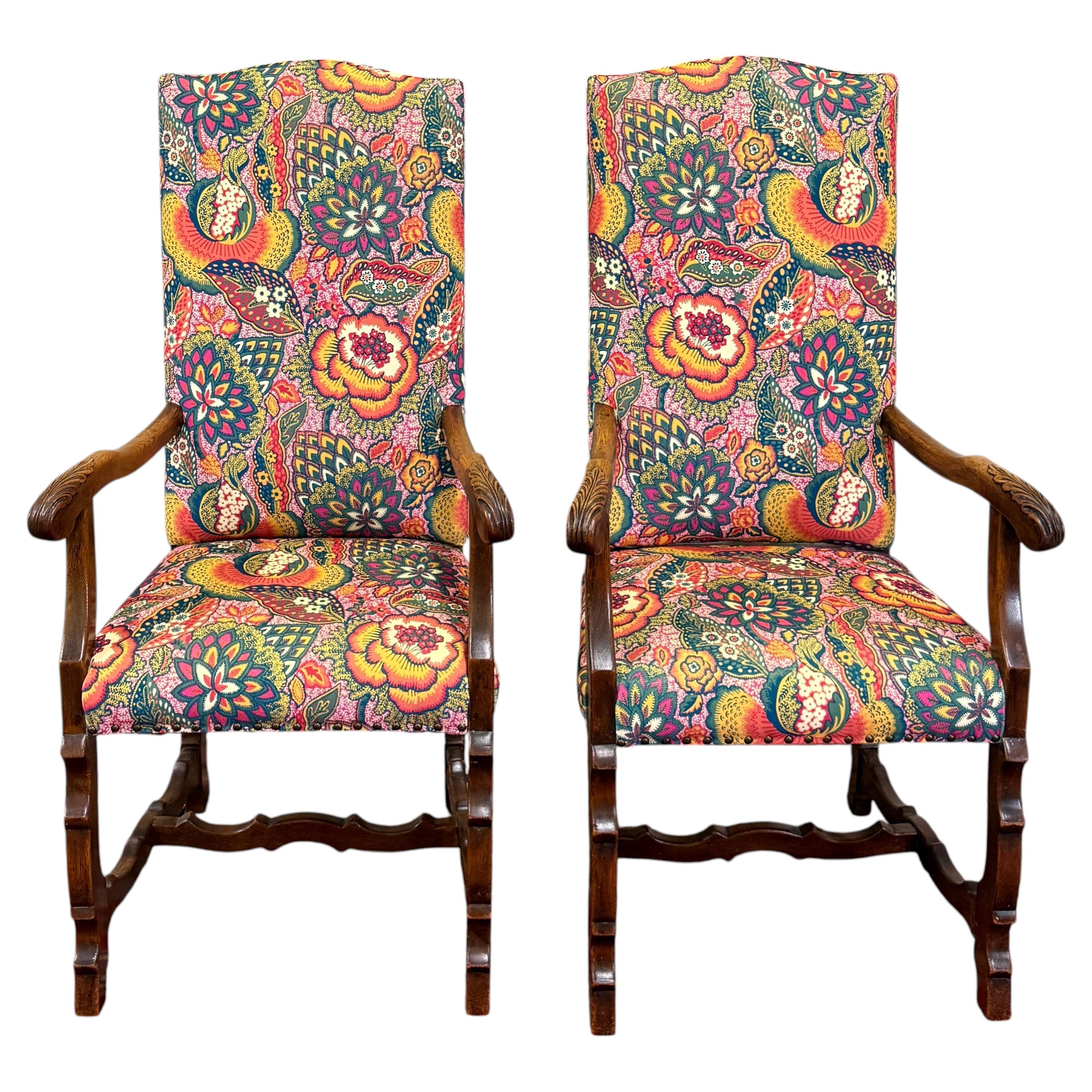 Paire de fauteuils anciens en chêne sculpté de style catalan, récemment retapissés, vers les années 1920 en vente