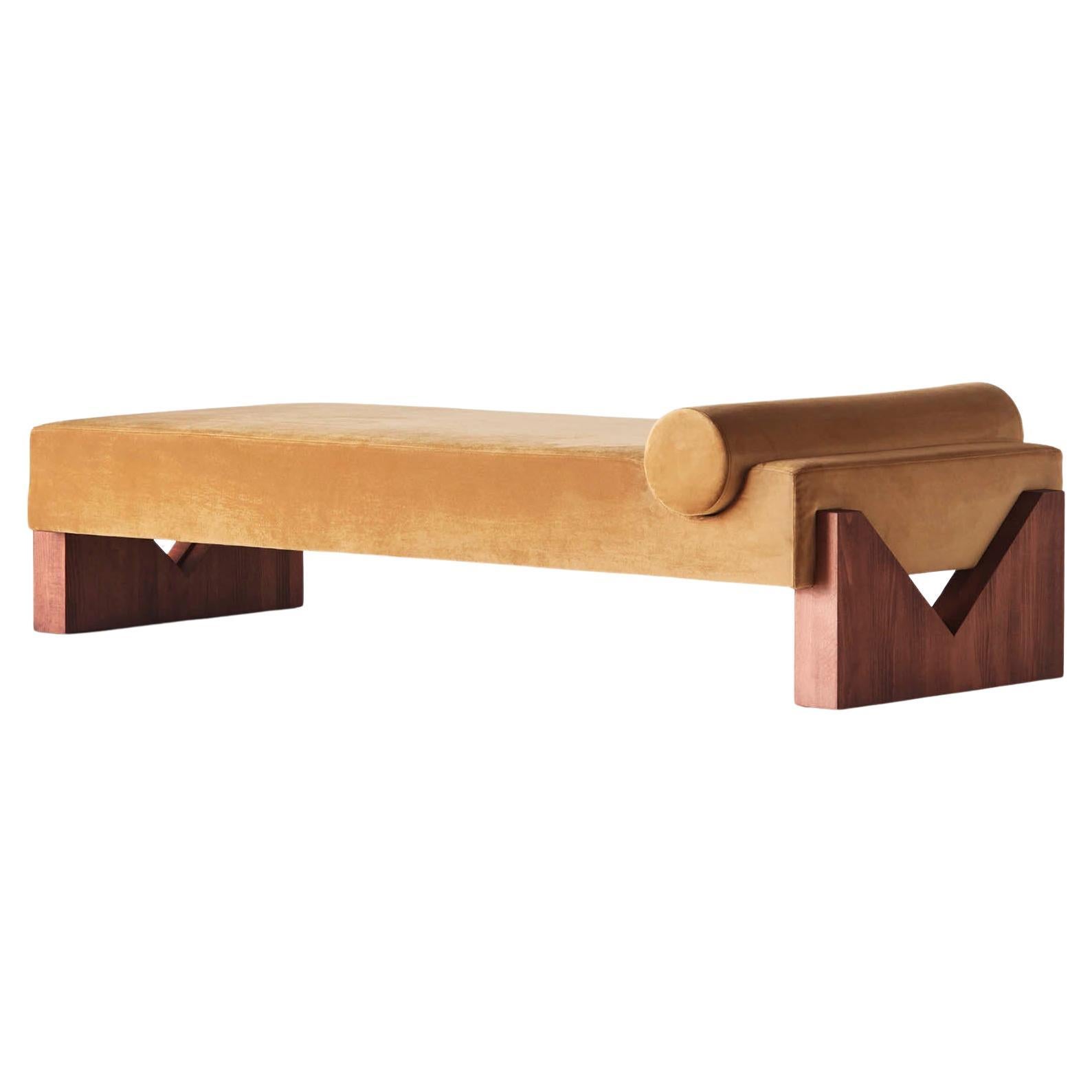 Il letto da giorno DD V è un esclusivo letto da giorno realizzato a mano in Wood ed Erzegovina da abili artigiani con una lunga esperienza nel settore del legno e della tappezzeria. Sia la struttura che le caratteristiche gambe a V sono realizzate