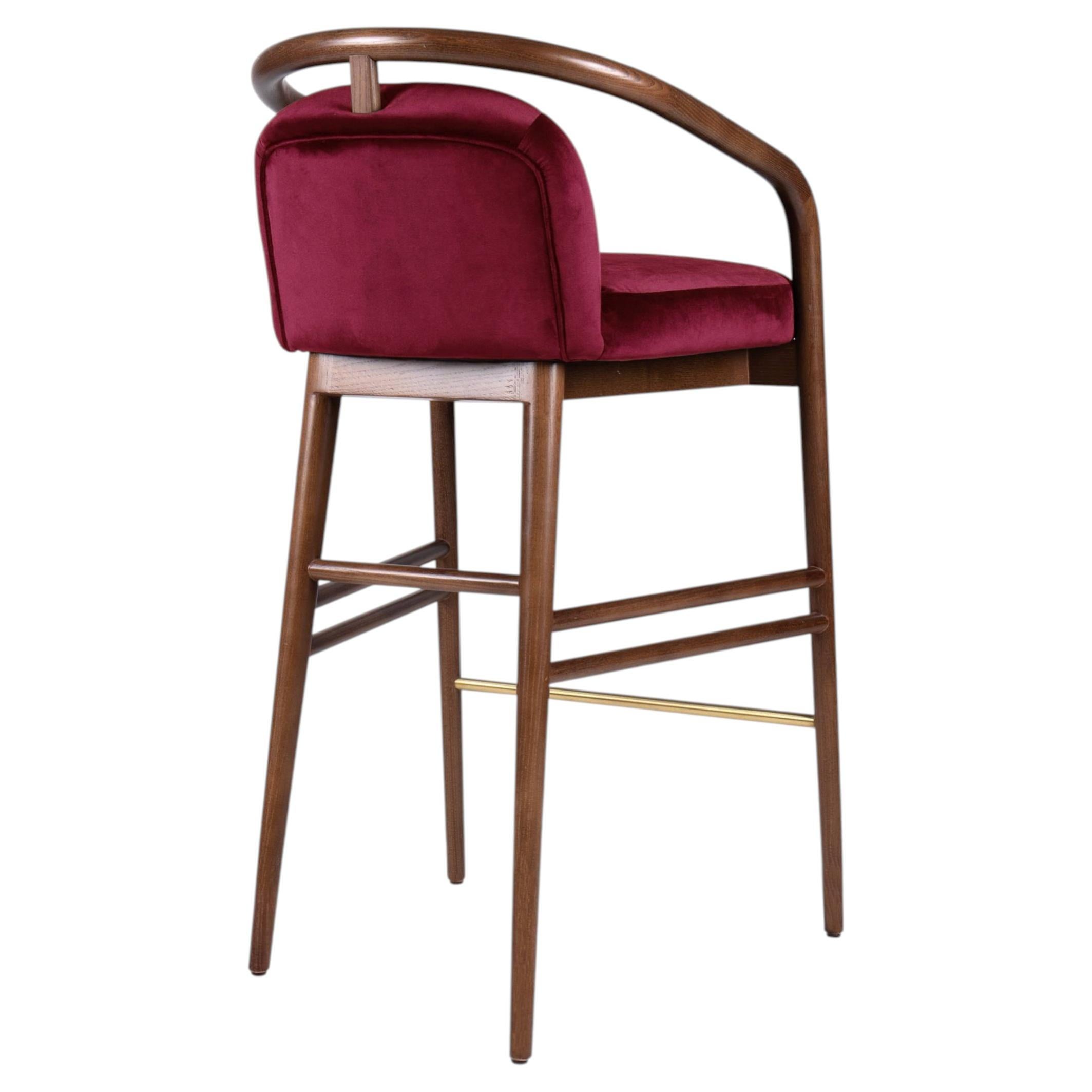 Taburete de bar moderno Essex de nogal y terciopelo rojo en venta