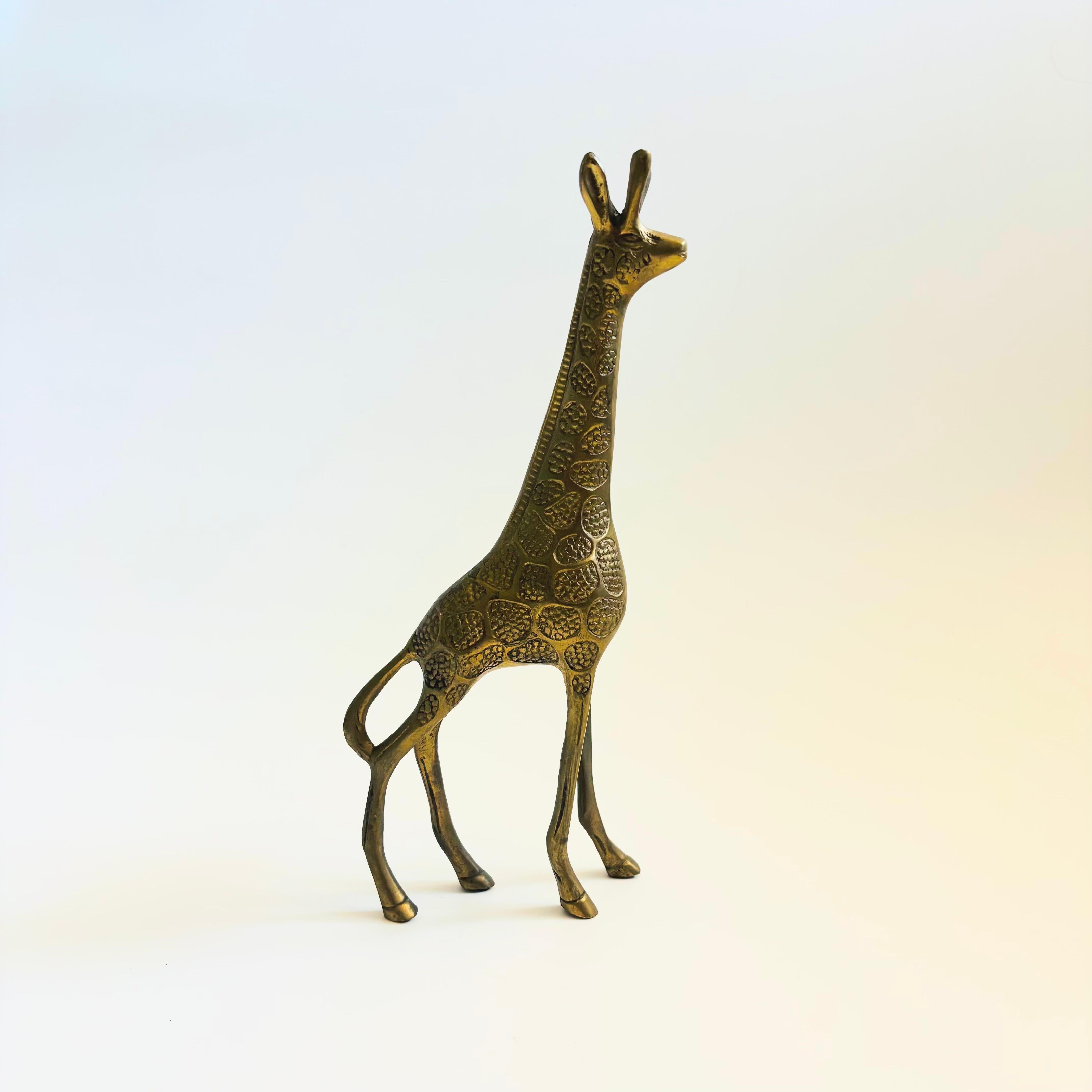 Una splendida giraffa alta in ottone vintage. Nell'ottone sono stati realizzati bellissimi dettagli per creare le fattezze dell'animale.

