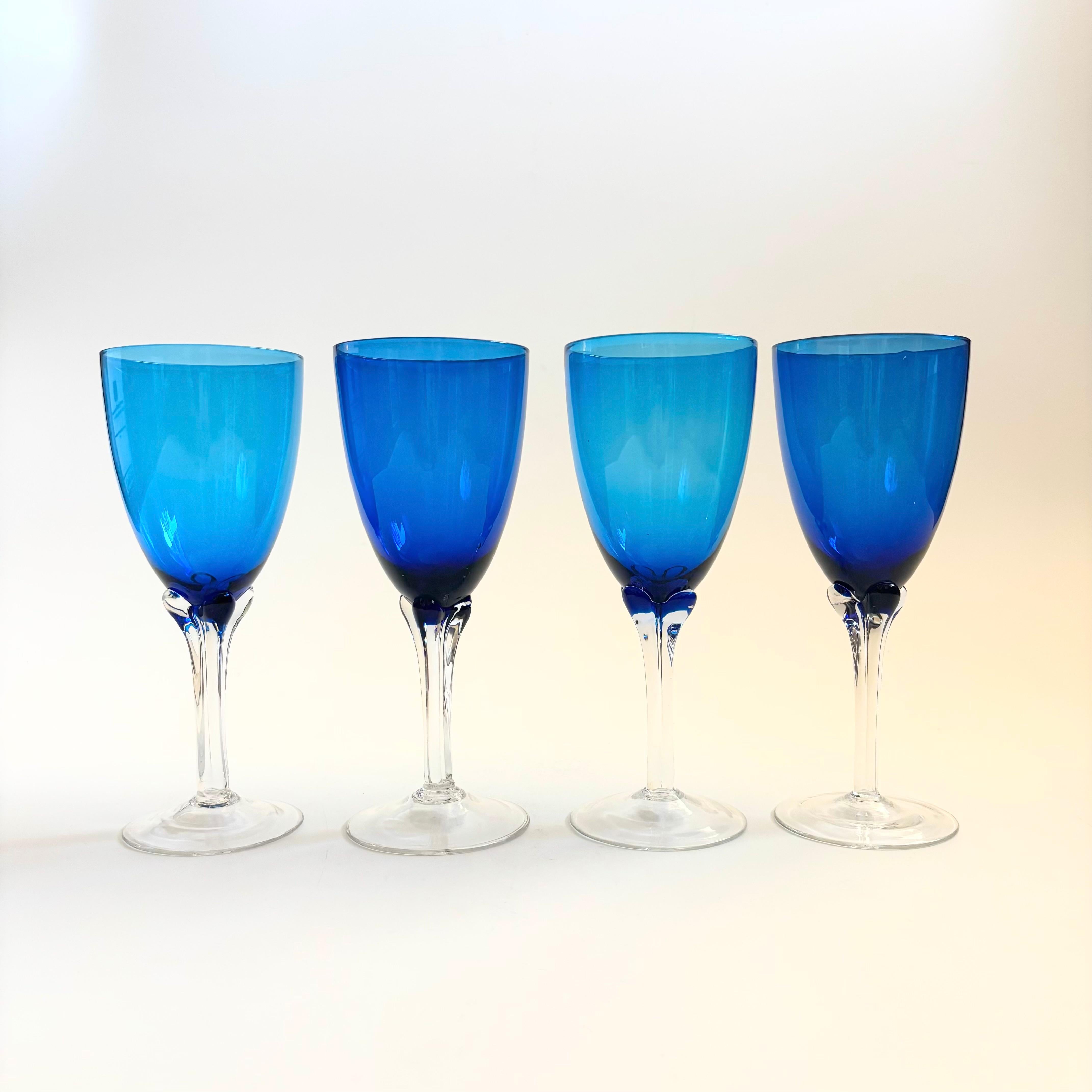Ein Satz von 4 Weingläsern aus geblasenem Glas. Kobaltblaue Oberteile mit klaren Stielen. Ein elegant gestaltetes Set.

