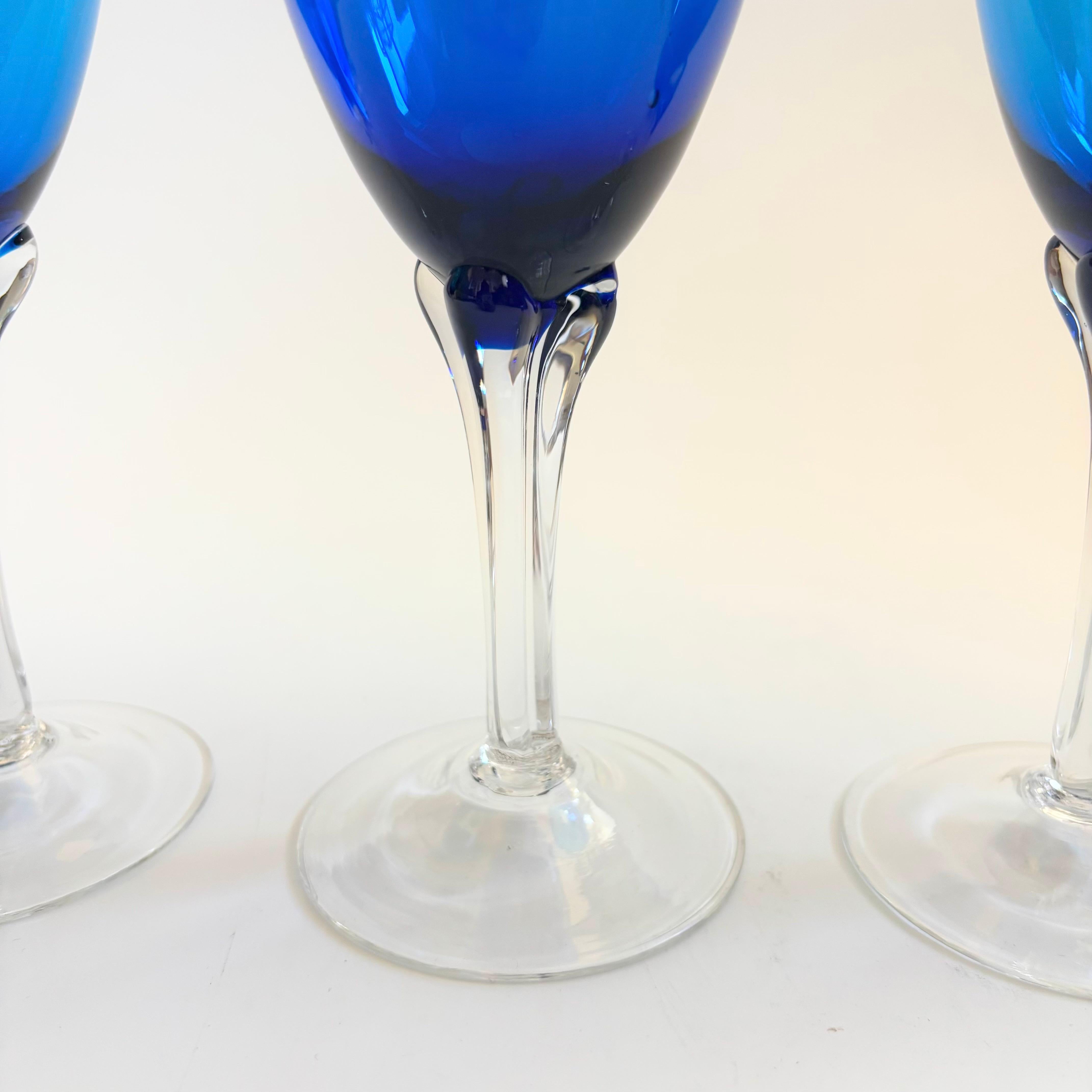 Weingläser aus geblasenem blauem Glas - 4er-Set (Geblasenes Glas) im Angebot