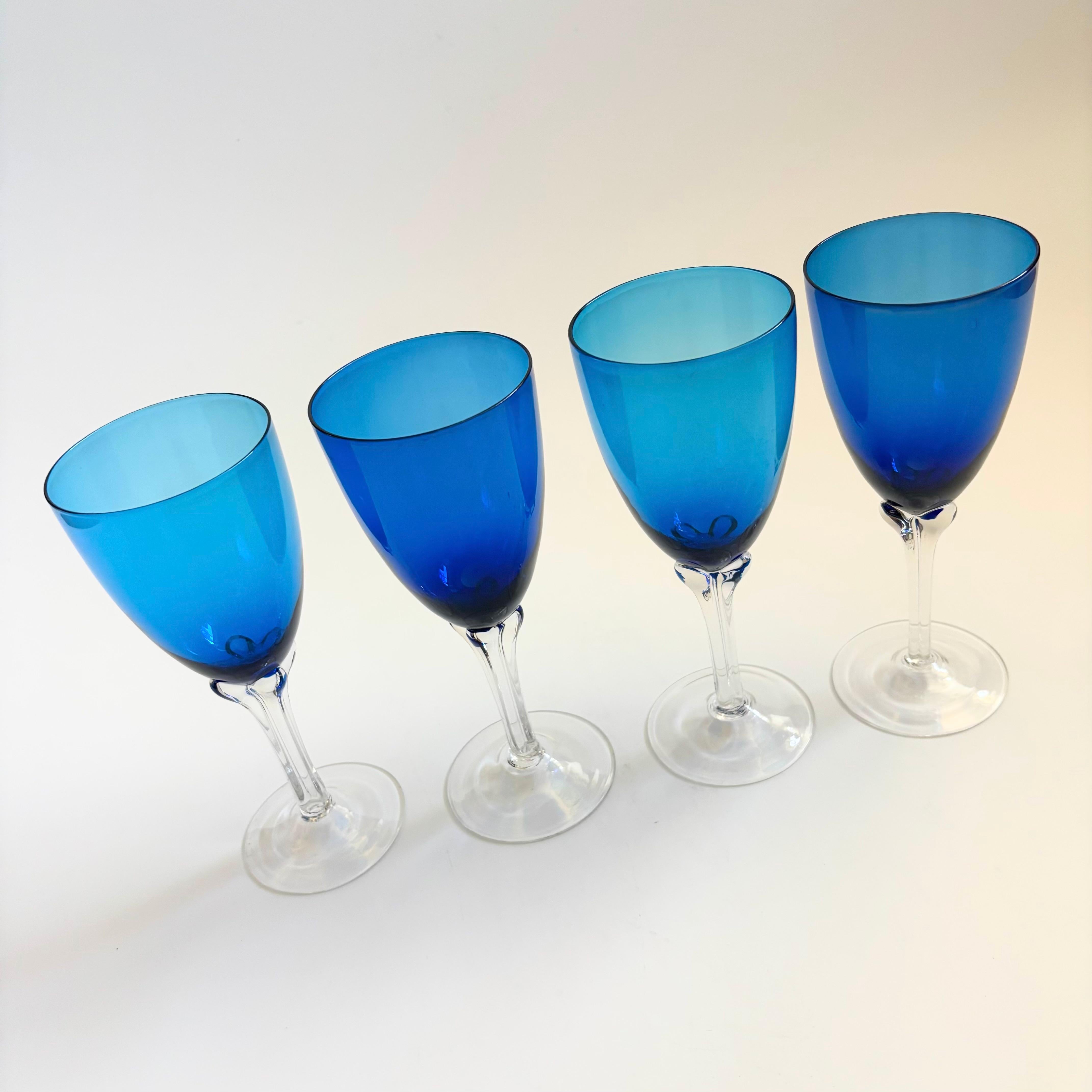 Weingläser aus geblasenem blauem Glas - 4er-Set im Zustand „Gut“ im Angebot in Fairfield, CA