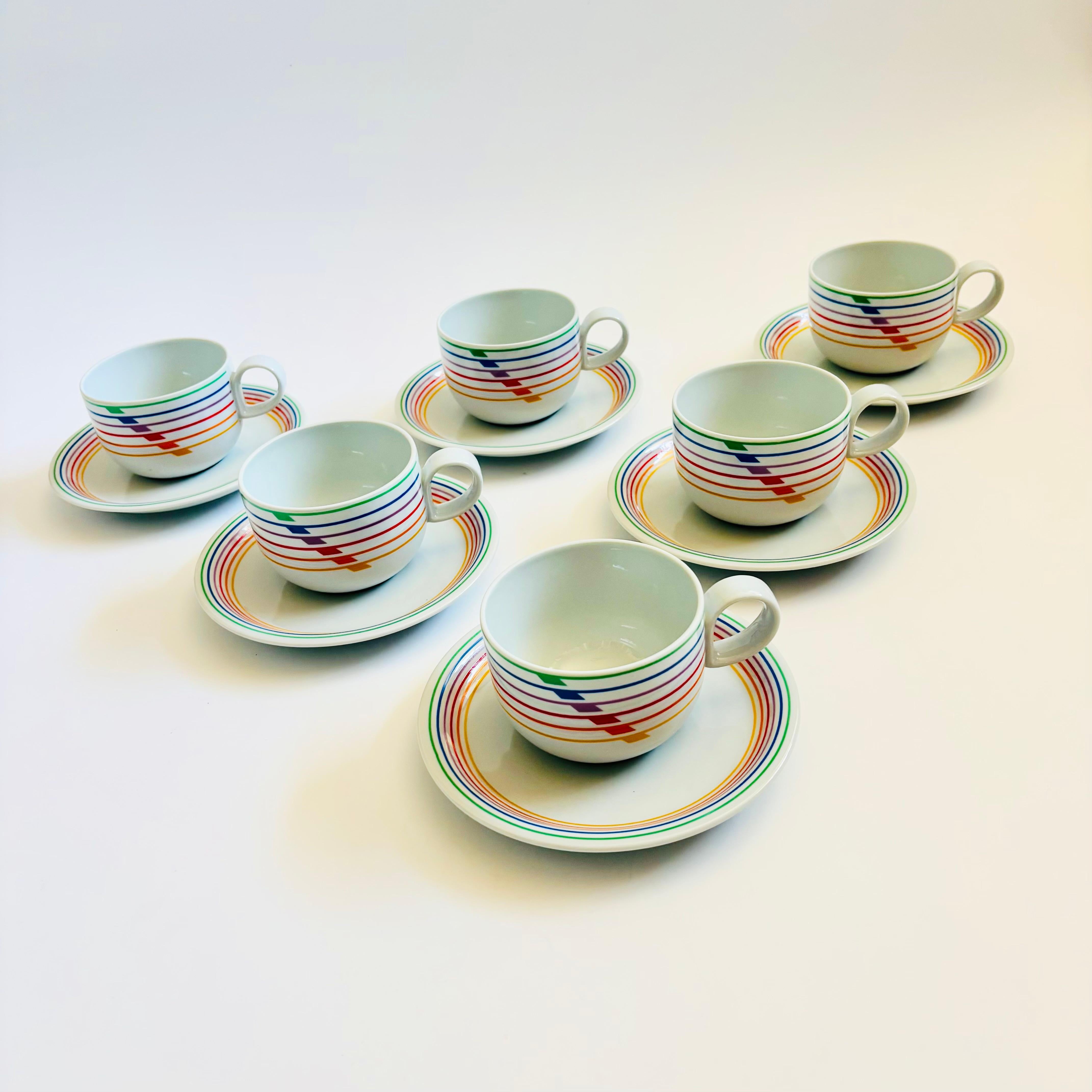Ein Satz von 6 Vintage-Keramikbechern und Untertassen mit dem Muster 