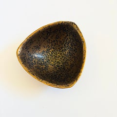 Ciotola triangolare in ceramica di metà secolo - Smalto nero craquelé - Circa 1960