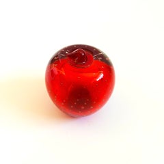 Fermacarte vintage in vetro artistico rosso a forma di mela con bolle controllate, intorno al 1990