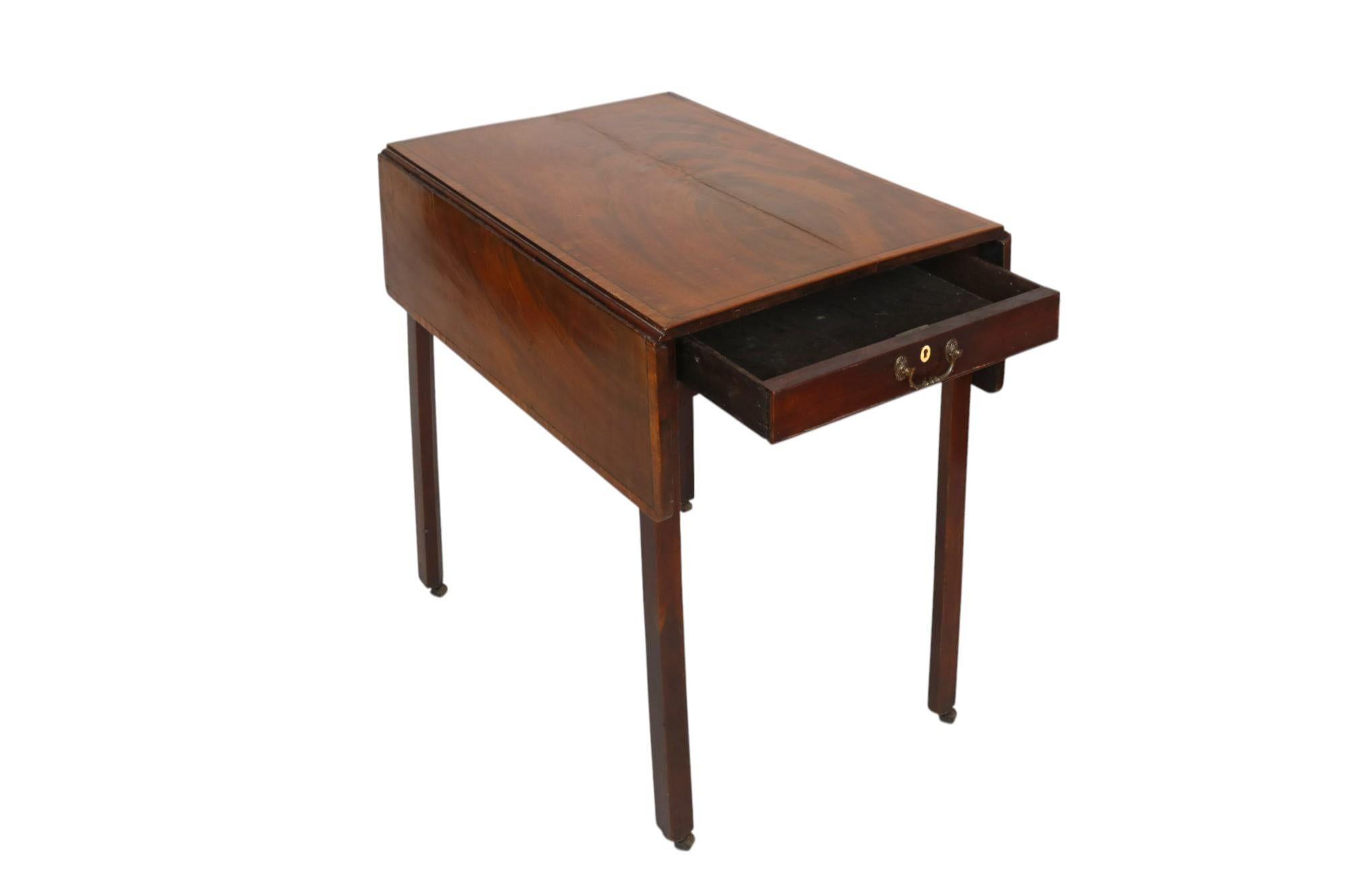 George III Period Pembroke Table In Good Condition For Sale In Bradenton, FL