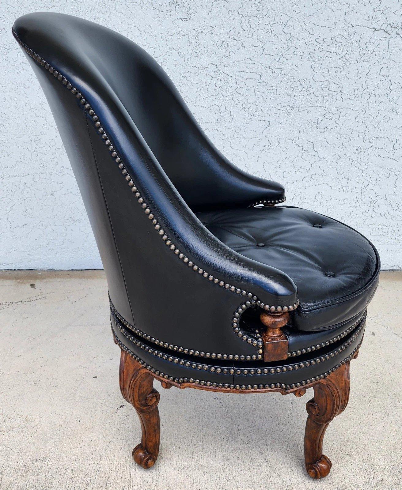 Maitland Smith Lederstuhl Swivel Game Desk im Zustand „Gut“ im Angebot in Lake Worth, FL