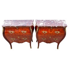 Paire de commodes bombées de style Louis XV, tables de chevet