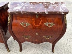 Paire de commodes bombées de style Louis XV, tables de chevet