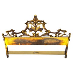 Tête de lit française du milieu du siècle, de style rococo, Louis XV et baroque, en métal doré, avec motif de tête de roi