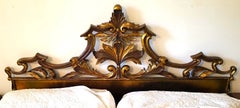 Tête de lit française du milieu du siècle, de style rococo, Louis XV et baroque, en métal doré, avec motif de tête de roi