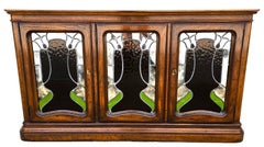 Aparador «Drexel Et Cetera» de estilo Art Nouveau, con cristal emplomado y encimera de mármol, con zona de bar