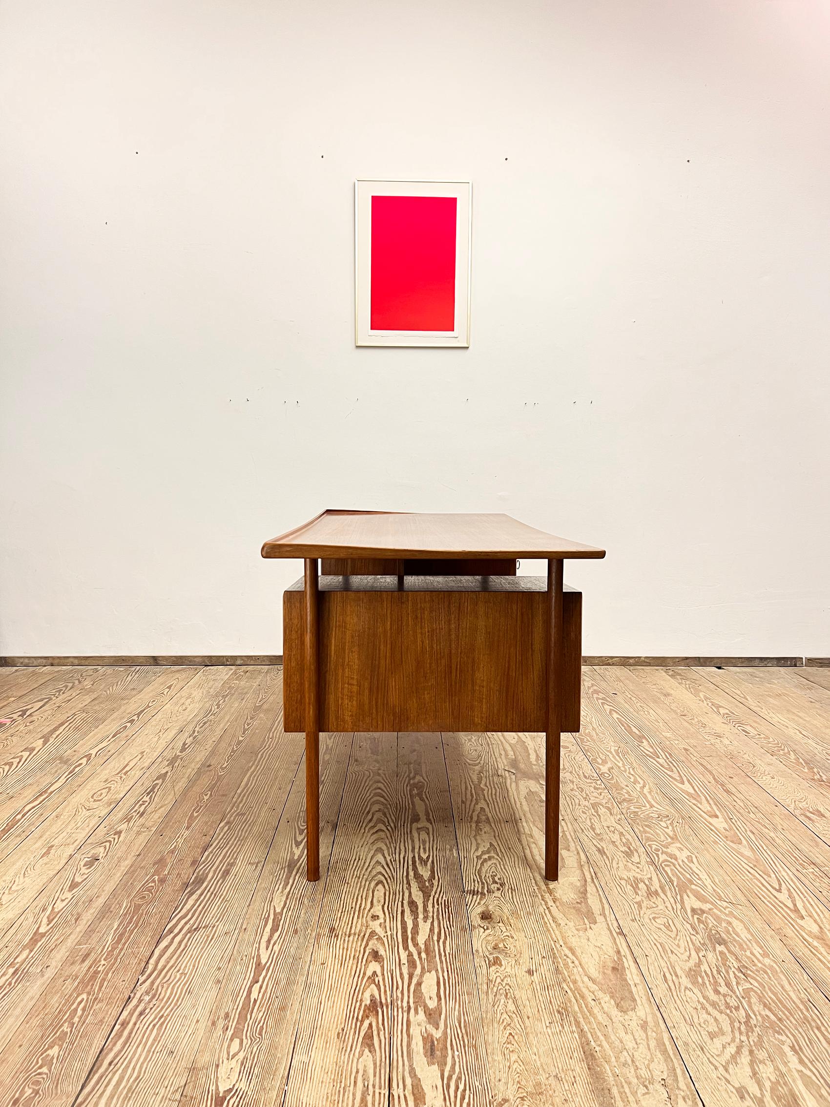 Intagliato a mano Scrivania in teak di metà secolo, design danese di Peter Løvig Nielsen, Danimarca, anni '70 in vendita