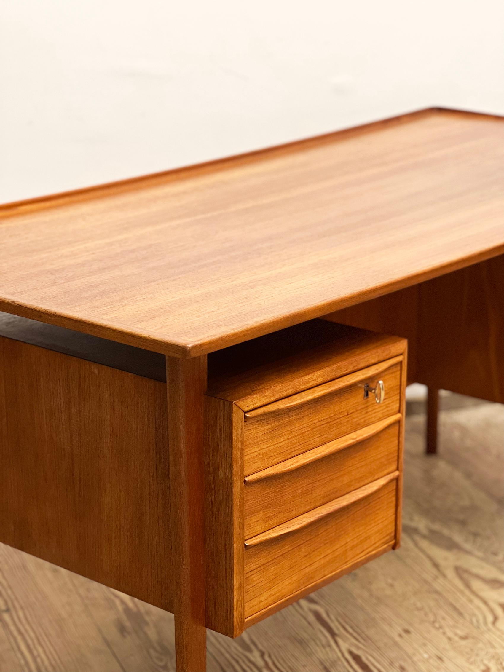 Mid-Century Teak Desk, Danish Design by Peter Løvig Nielsen, Denmark, 1970s For Sale 6