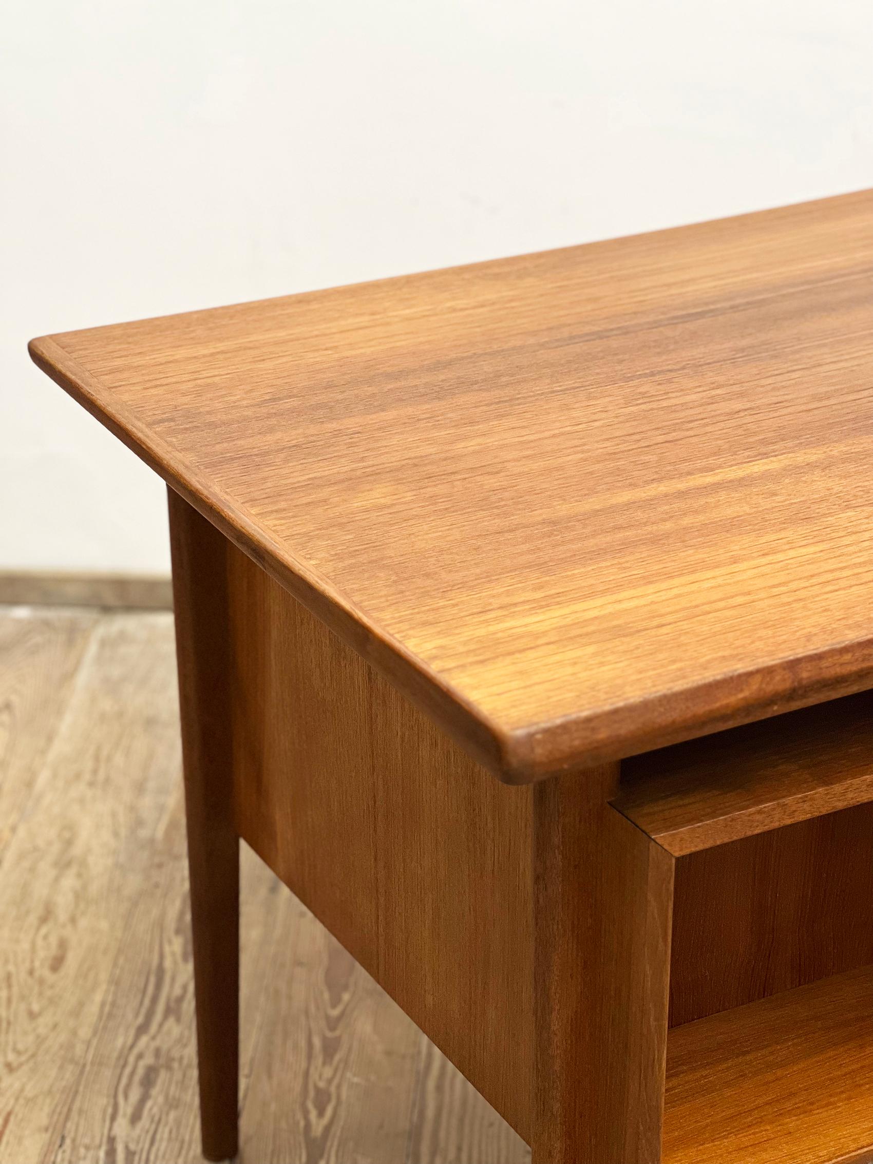 Scrivania in teak di metà secolo, design danese di Peter Løvig Nielsen, Danimarca, anni '70 in vendita 1