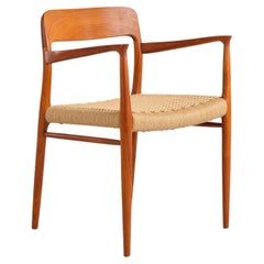 Sillón n.º 56 de madera de teca, diseñado por Niels O. Møller para J. L. Moller, década de 1950