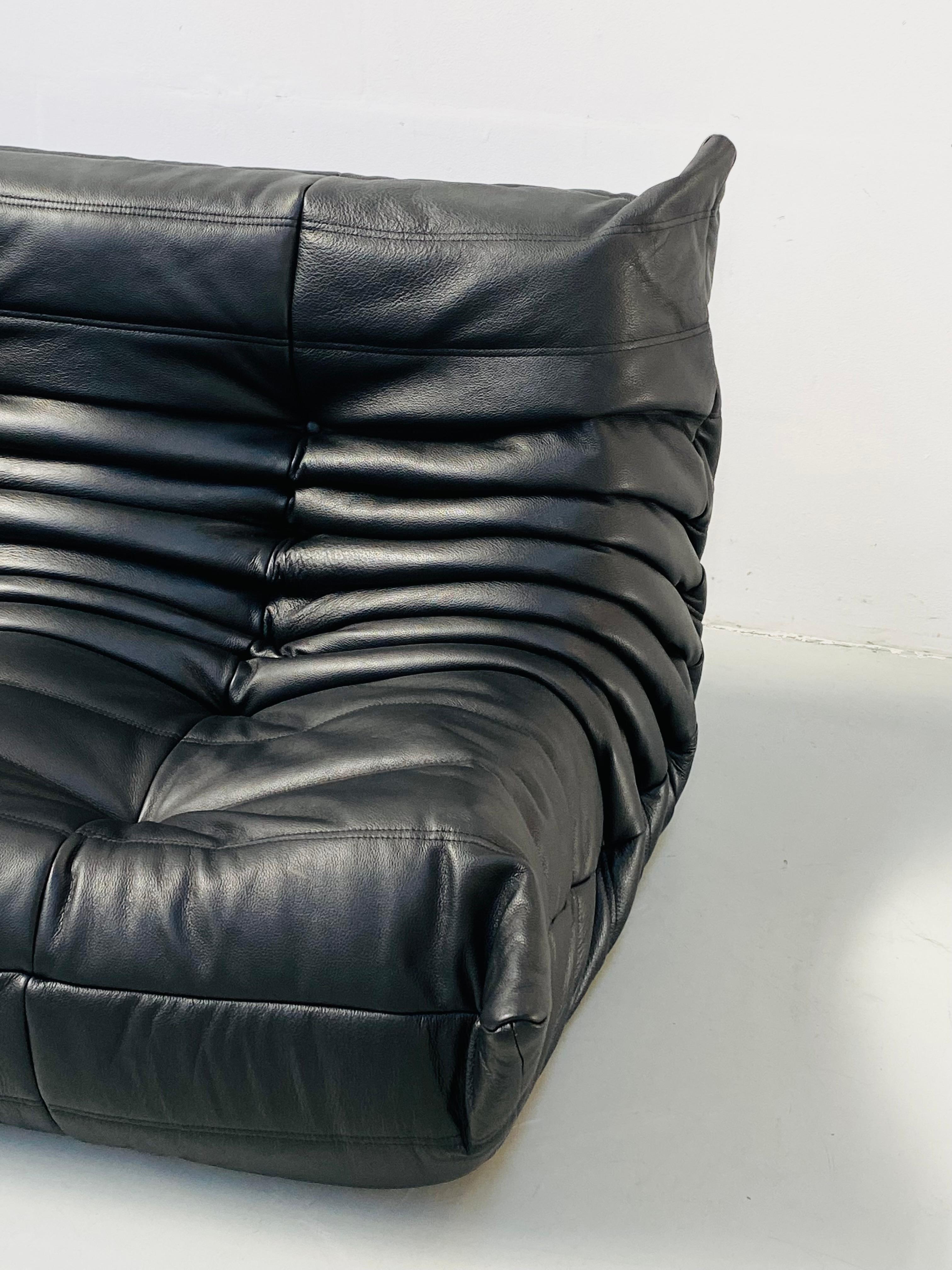 Französisch Schwarzes Leder Togo Wohnzimmerset  von Michel Ducaroy für Ligne Roset. 1
