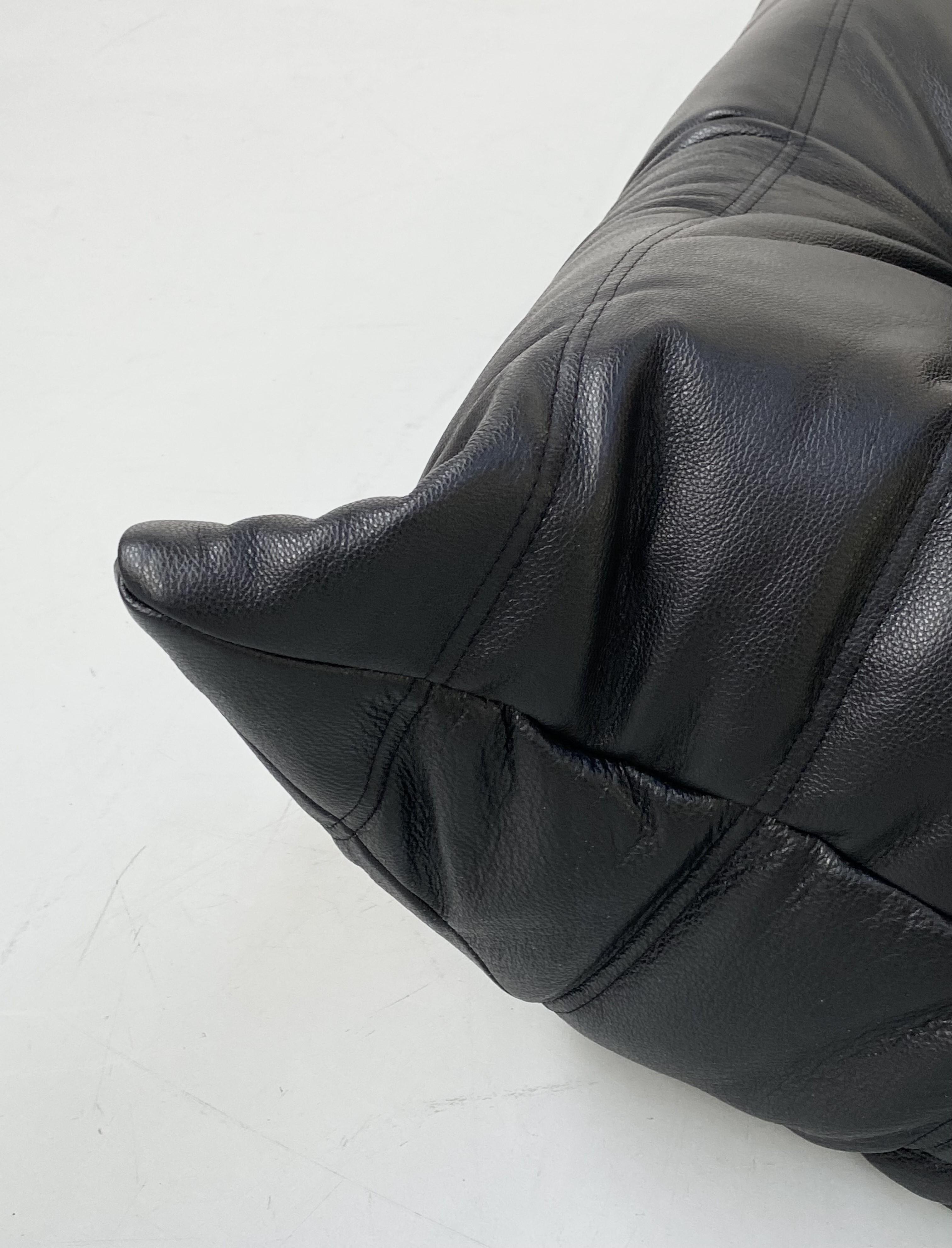 Französisch Schwarzes Leder Togo Wohnzimmerset  von Michel Ducaroy für Ligne Roset. (20. Jahrhundert)