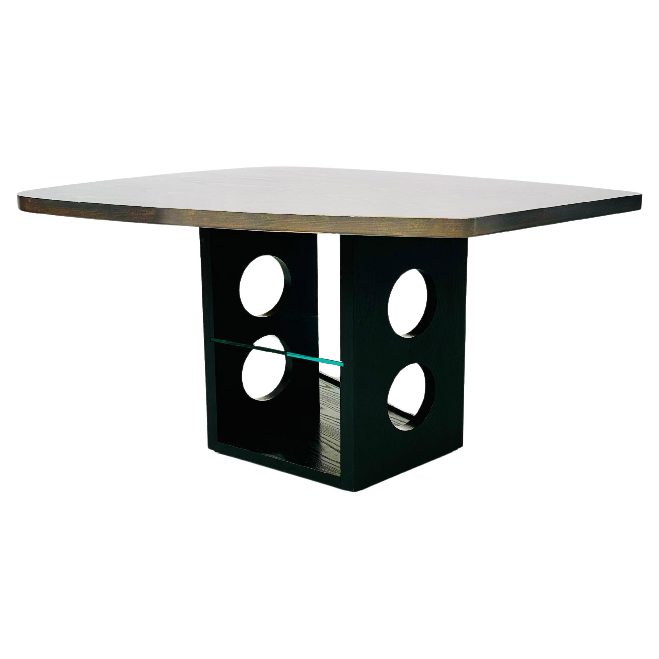 Besonderer Tisch durch sein anspruchsvolles Design. Die Tischplatte hat die Form einer Palette und wurde um 1940 von Jean Prouve erfunden. Vierzig Jahre später, in den 1980er Jahren, entwickelte das Tecta-Team den skulpturalen Sockel. Dies geschah