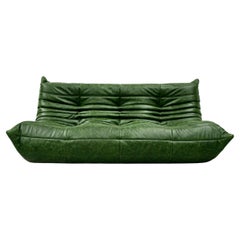 Divano francese a 3 posti Togo in pelle verde foresta di M. Ducaroy per Ligne Roset.