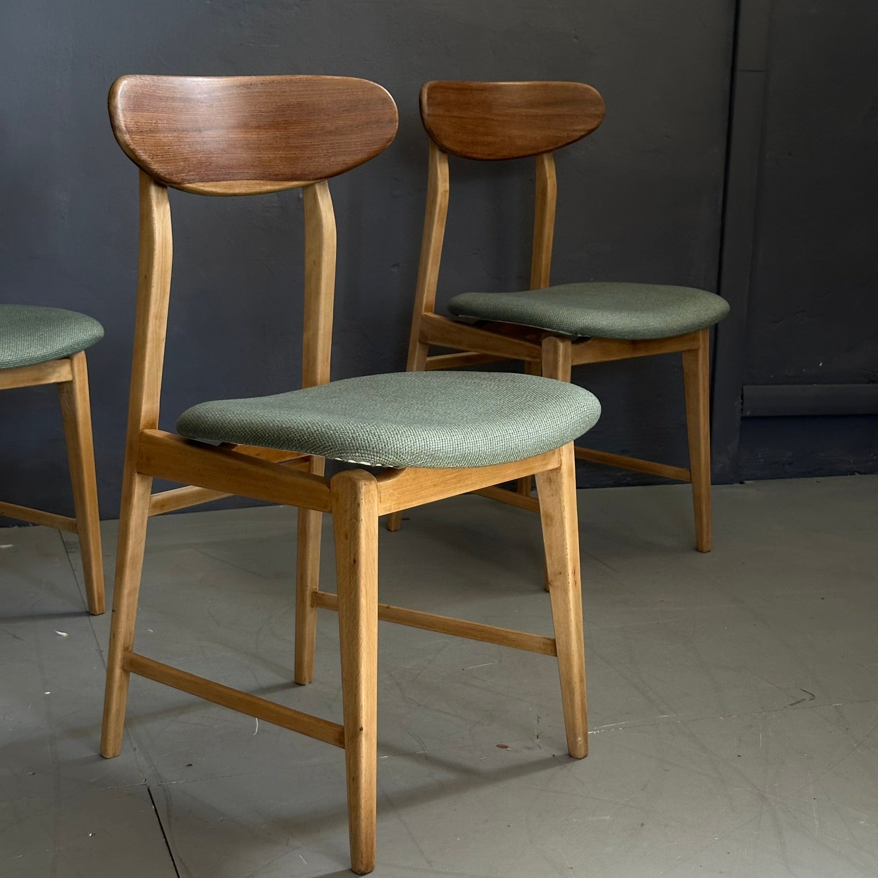 Ensemble de 5 chaises de salle à manger, années 1960, structure en bois, assise en tissu vert clair en vente
