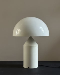 Lampe « Atollo » blanche, conçue par Vico Magistretti pour Oluce, vers les années 1970