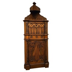 Antique French Gothic Revival, mobile ad angolo in legno di noce intagliato